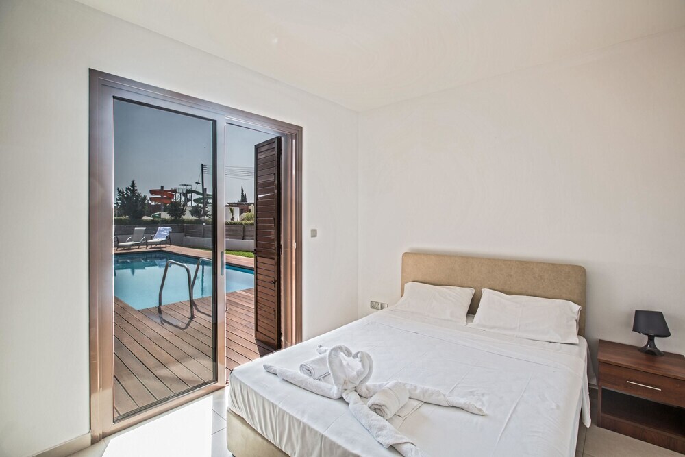 Айя-Напа: Celebrity Villa Scotty T I3