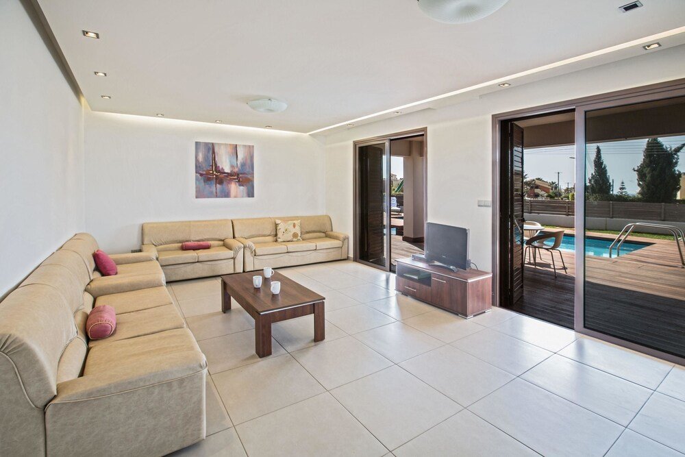 Айя-Напа: Celebrity Villa Scotty T I3
