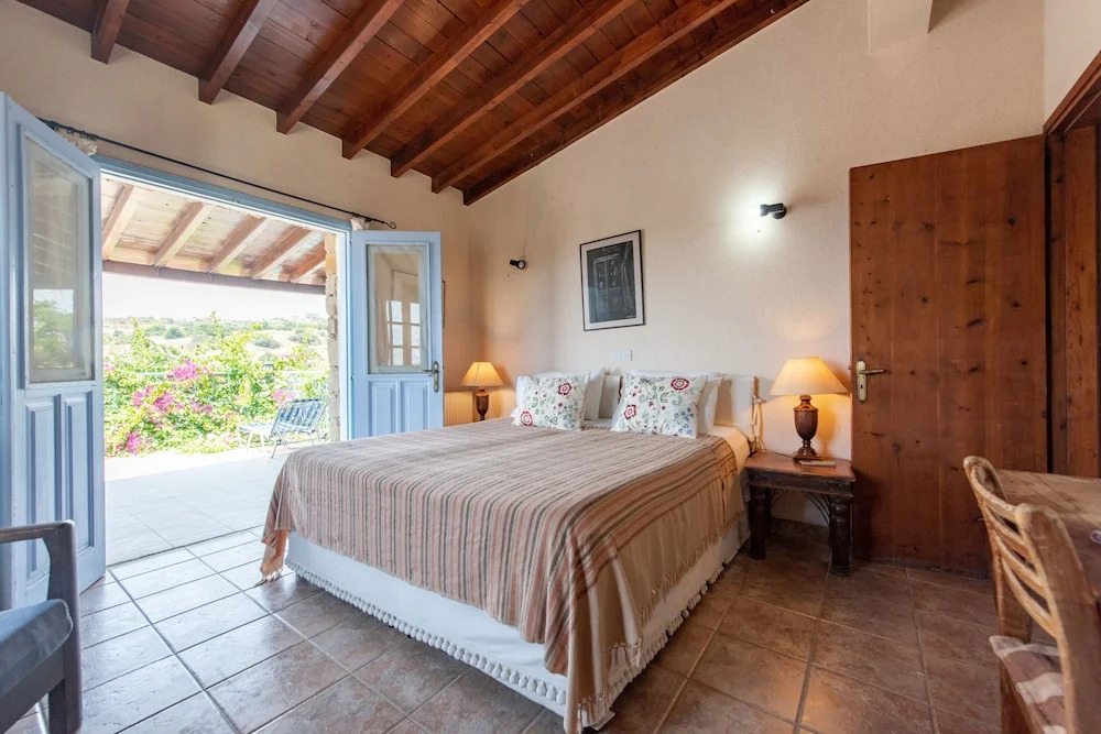 Точни: Adamos 1 br Hotel Apartments