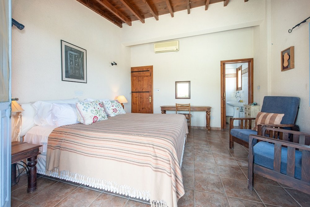 Точни: Adamos 1 br Hotel Apartments