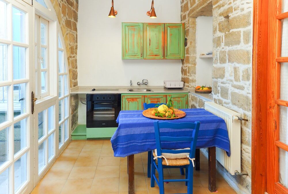 Точни: Vasilikos Traditional 2br Apartments
