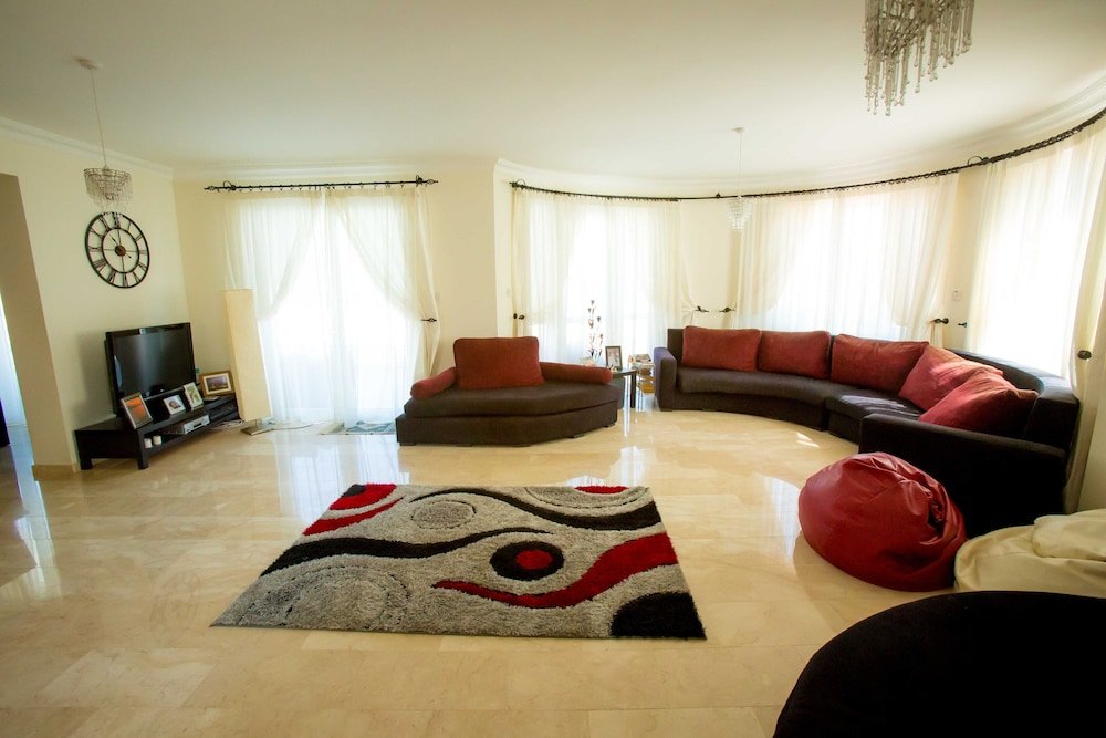 Алсанджак: Captivating 5-bed Villa With Private Pool & Garden