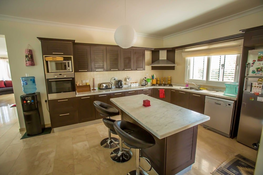 Алсанджак: Captivating 5-bed Villa With Private Pool & Garden