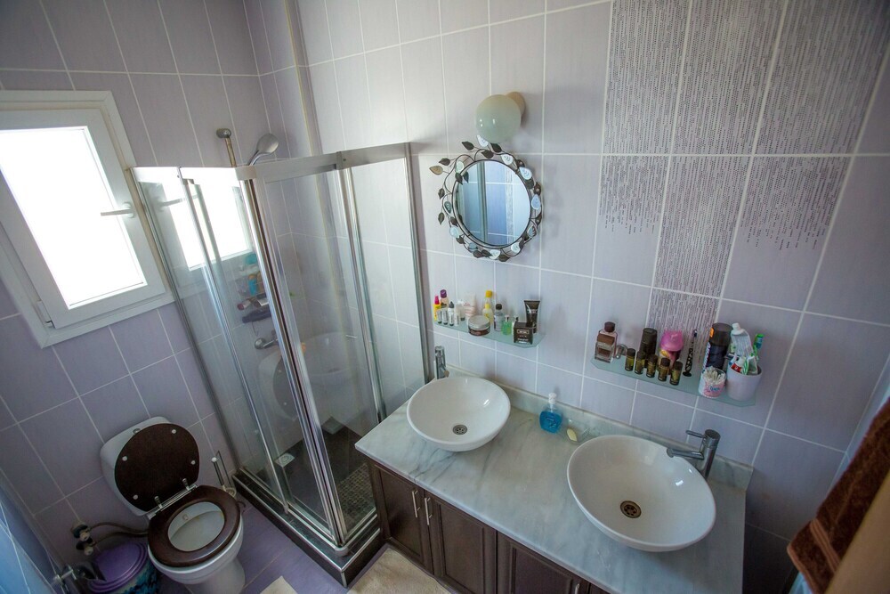 Алсанджак: Captivating 5-bed Villa With Private Pool & Garden