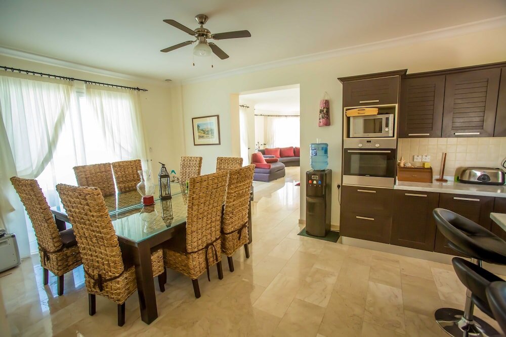 Алсанджак: Captivating 5-bed Villa With Private Pool & Garden