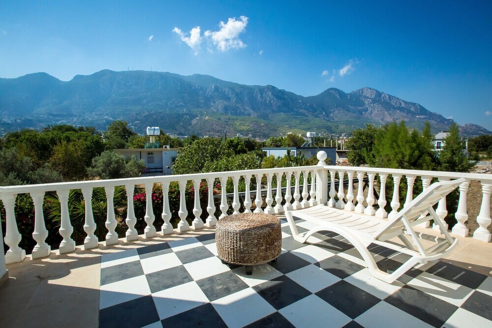 Алсанджак: Captivating 5-bed Villa With Private Pool & Garden