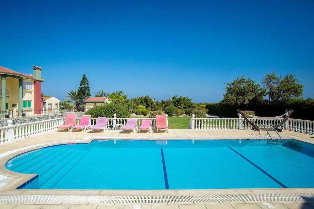 Алсанджак: Captivating 5-bed Villa With Private Pool & Garden