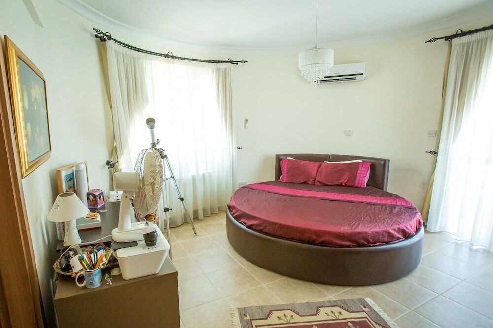 Алсанджак: Captivating 5-bed Villa With Private Pool & Garden