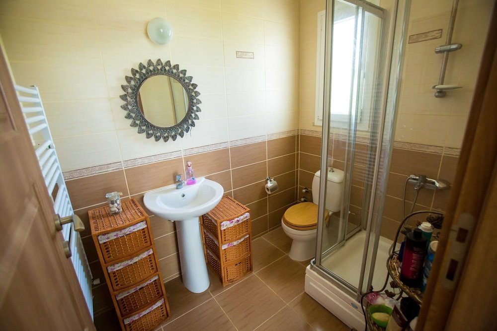 Алсанджак: Captivating 5-bed Villa With Private Pool & Garden