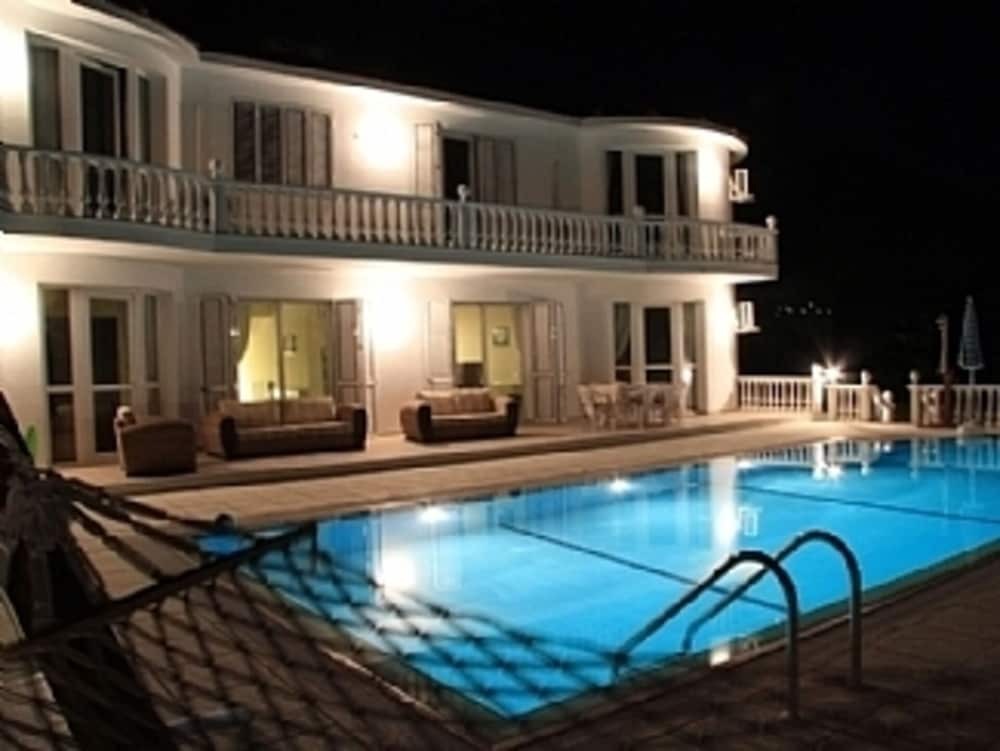 Алсанджак: Captivating 5-bed Villa With Private Pool & Garden