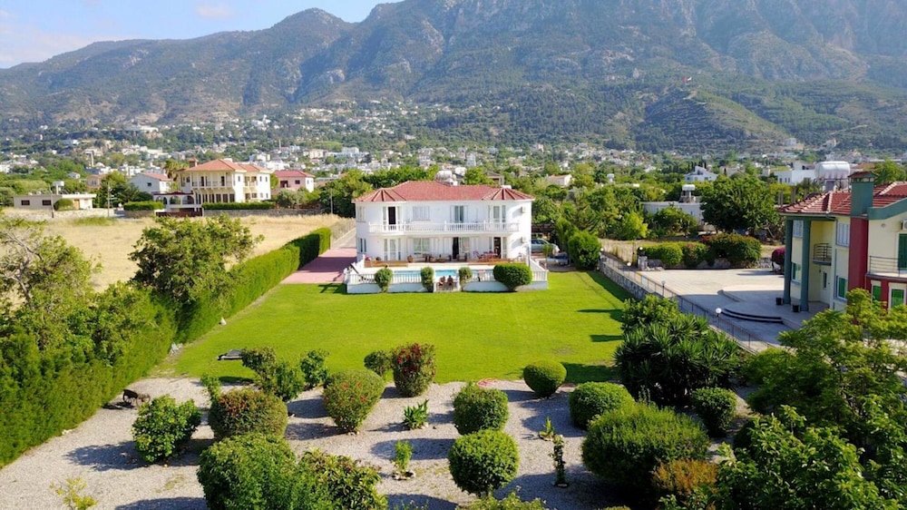 Алсанджак: Captivating 5-bed Villa With Private Pool & Garden