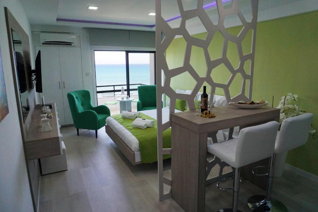 Ларнака: Lazuli Beachfront Apartment 405