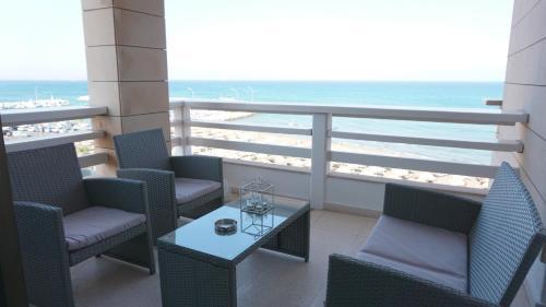 Ларнака: Lazuli Beachfront Apartment 144