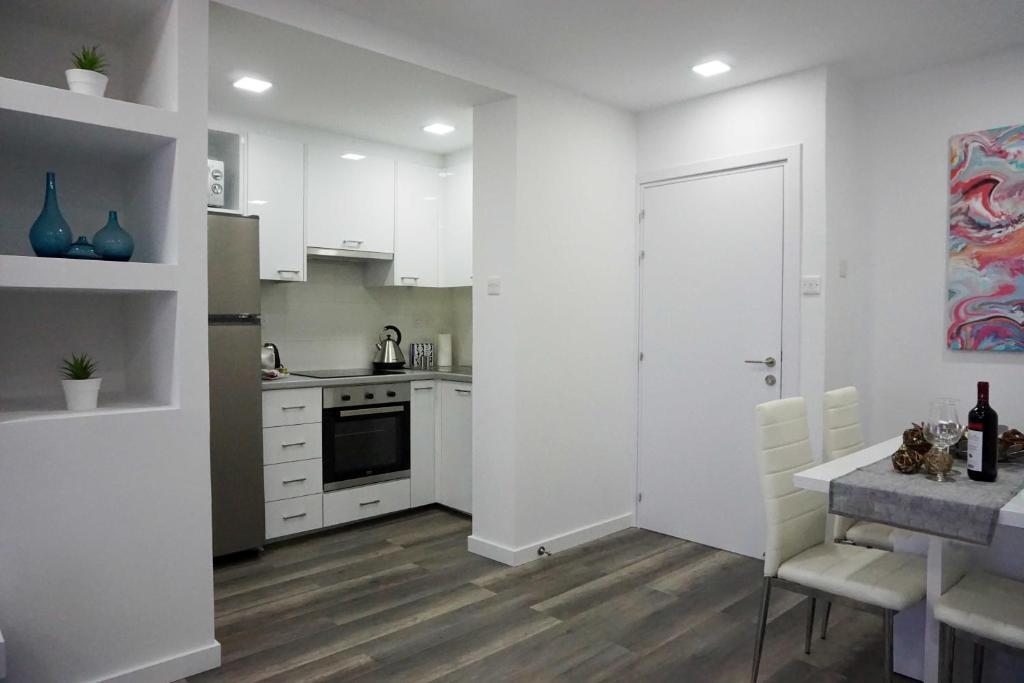 Ларнака: Lazuli Beachfront Apartment 43