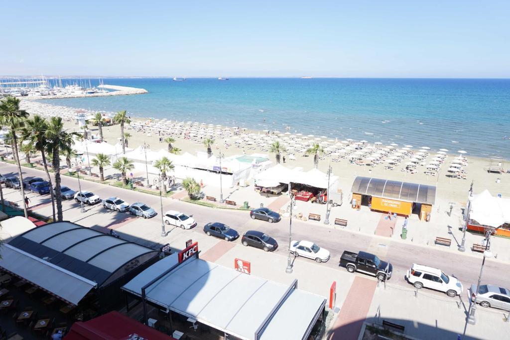Ларнака: Lazuli Beachfront Apartment 43