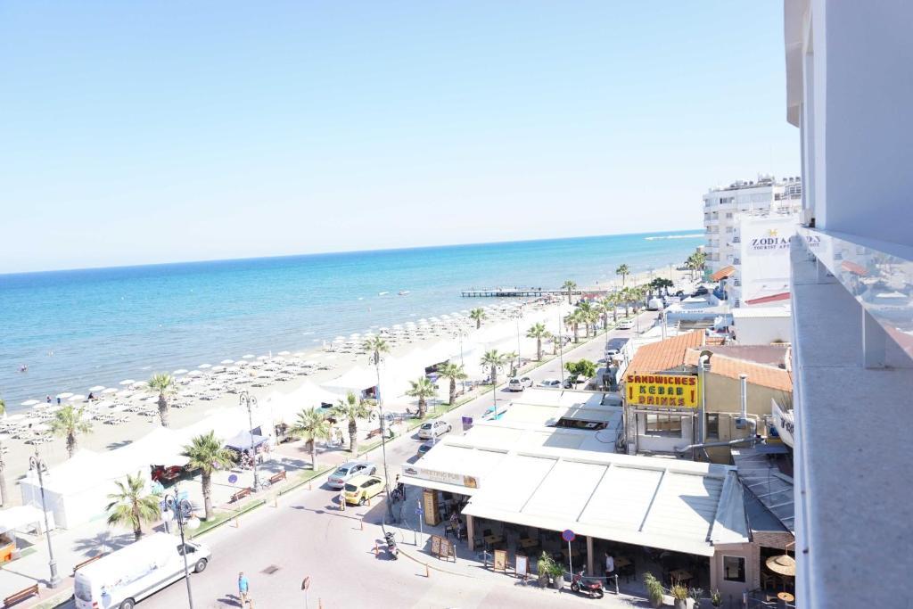Ларнака: Lazuli Beachfront Apartment 43