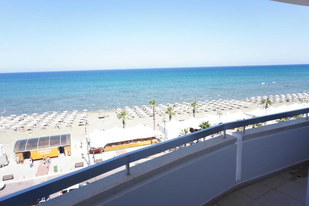 Ларнака: Lazuli Beachfront Apartment 43