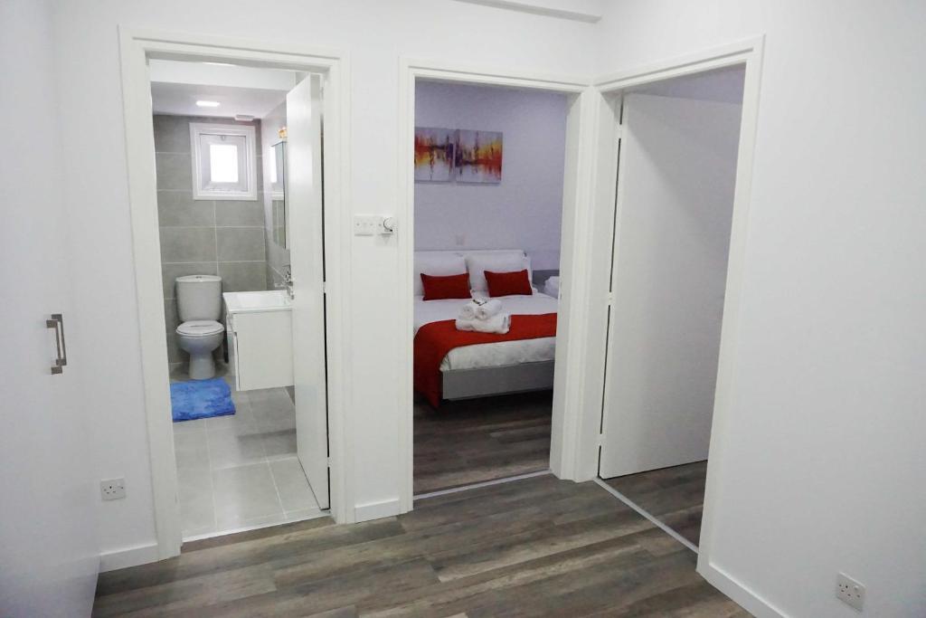 Ларнака: Lazuli Beachfront Apartment 43