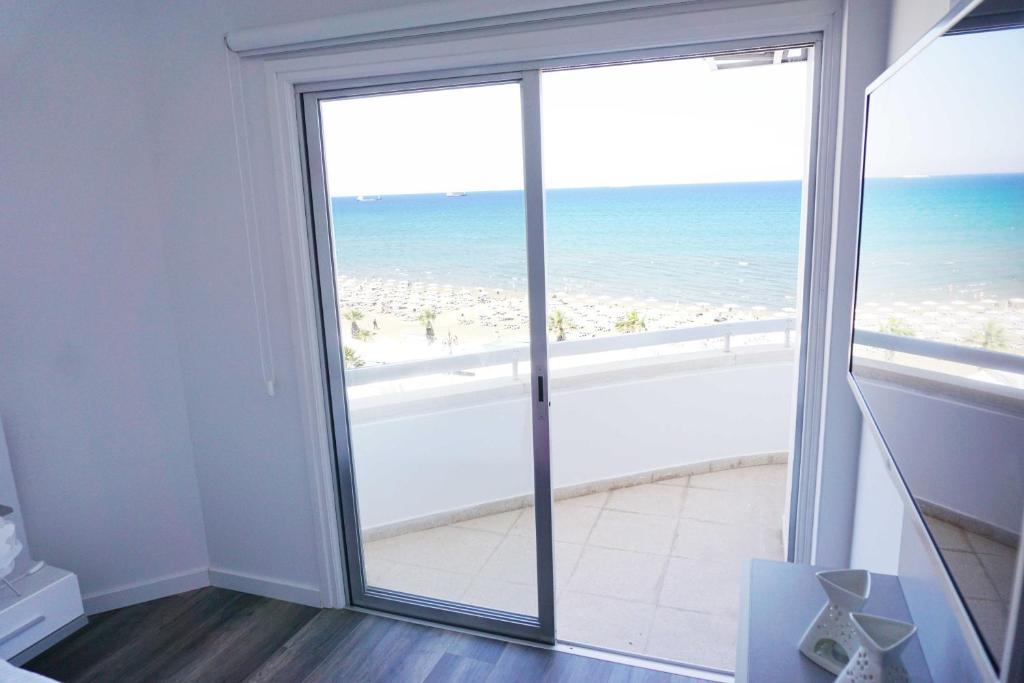 Ларнака: Lazuli Beachfront Apartment 43