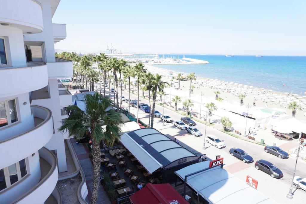 Ларнака: Lazuli Beachfront Apartment 43