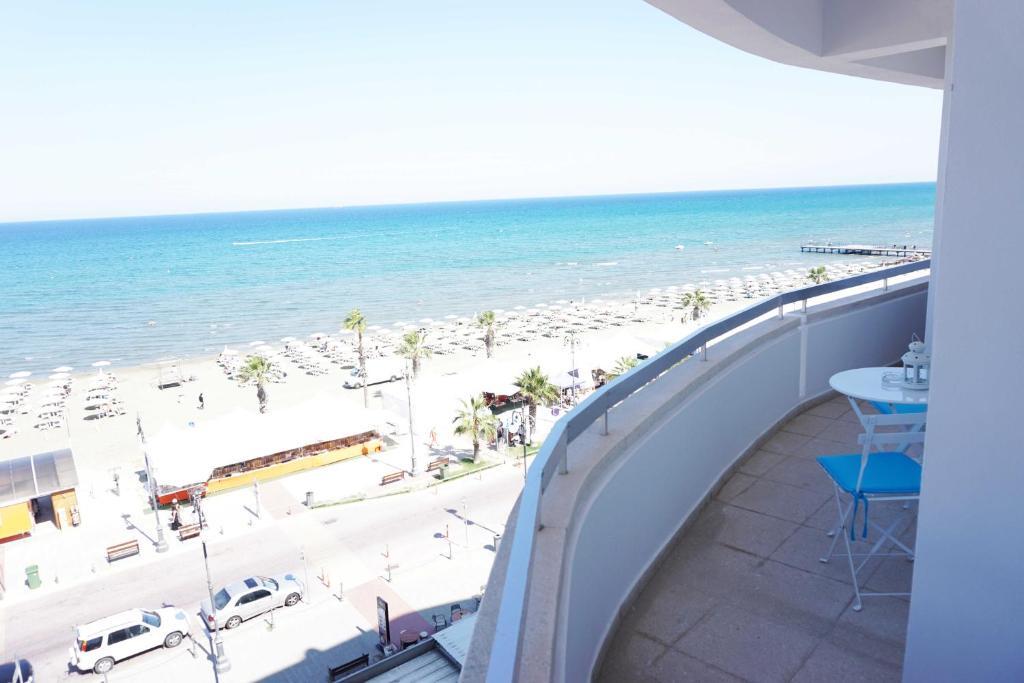 Ларнака: Lazuli Beachfront Apartment 43