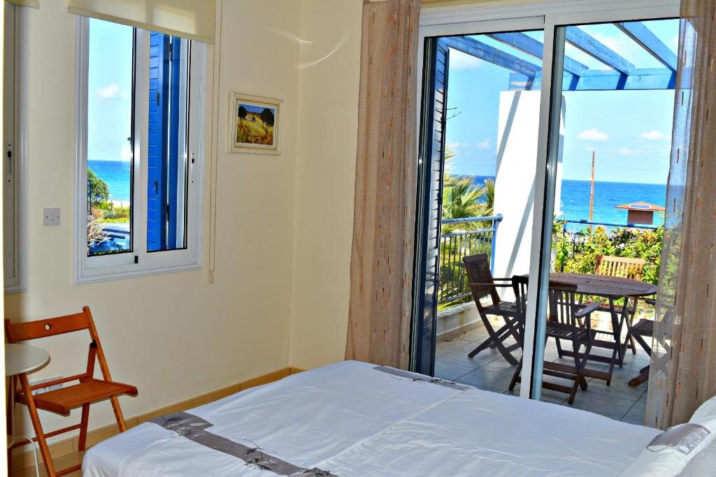 Полис Хрисохус: Latchi Beach Front Villa - Private Heated Pool - Amazing Uninterrupted Sea Views