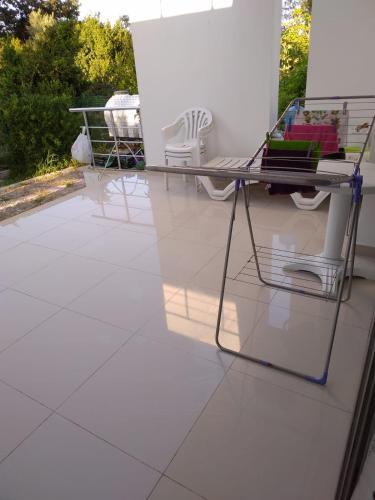 Кирения: White Suit Apartment