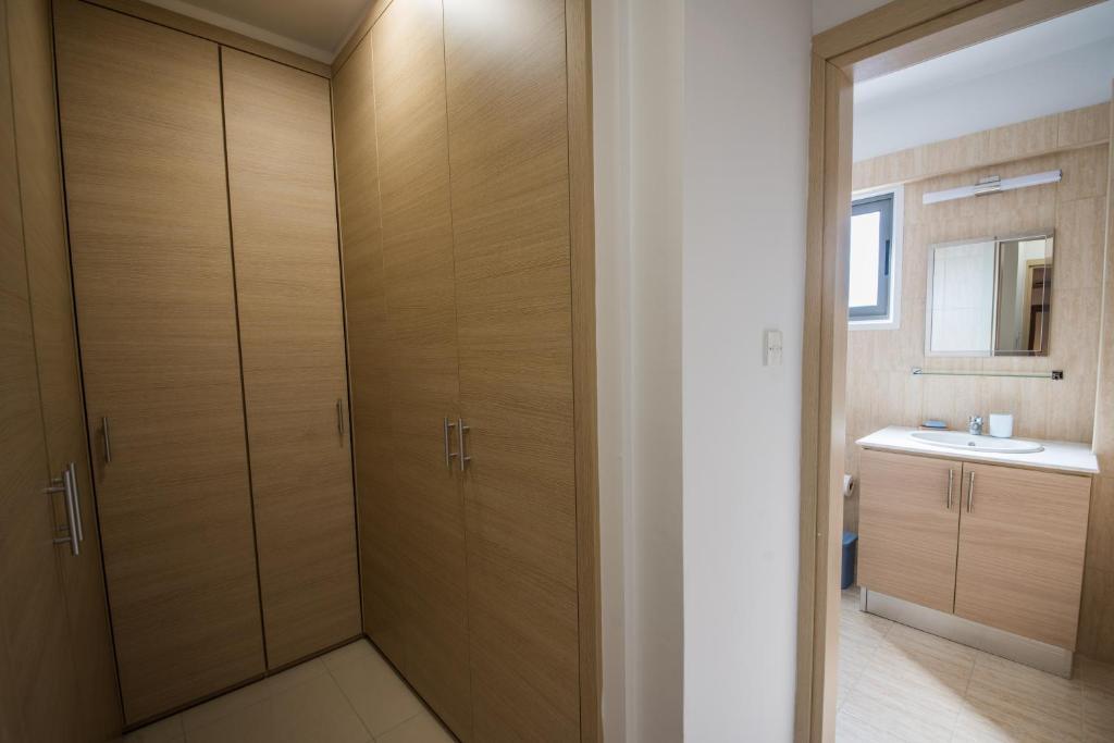 Ларнака: Skylight Megaron