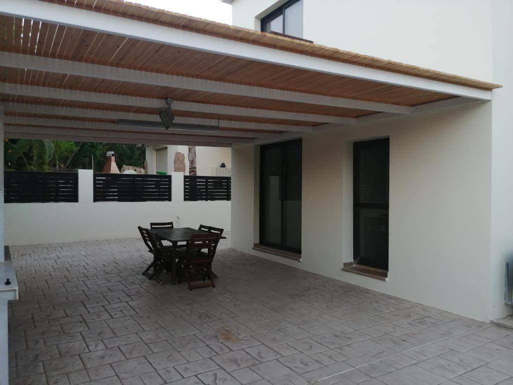 Паралимни: Villa Chrysa