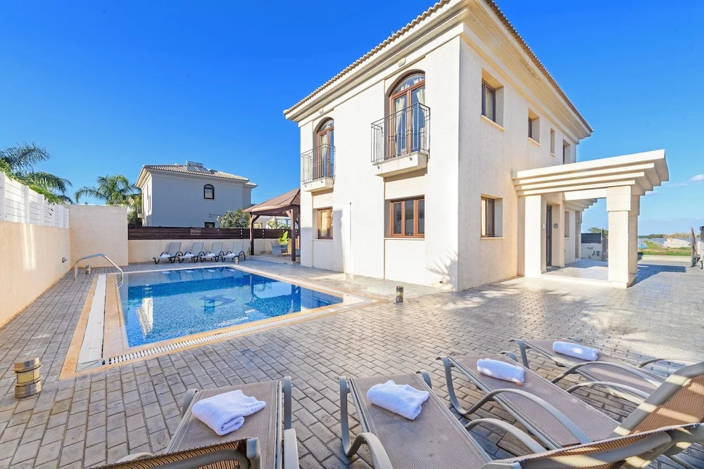 Паралимни: Blue Water Bay Villas