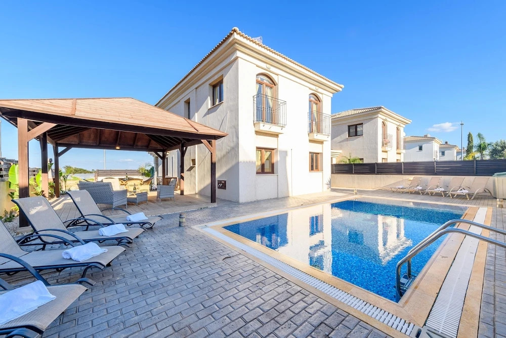 Паралимни: Blue Water Bay Villas