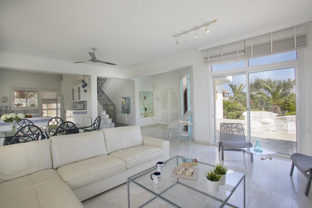 Mazeri in Protaras With 5 Bedrooms and 4 Bathrooms — фото 1