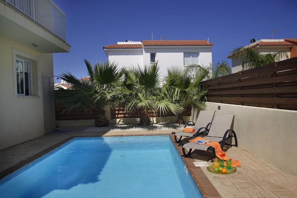 Протарас: Clover in Famagusta