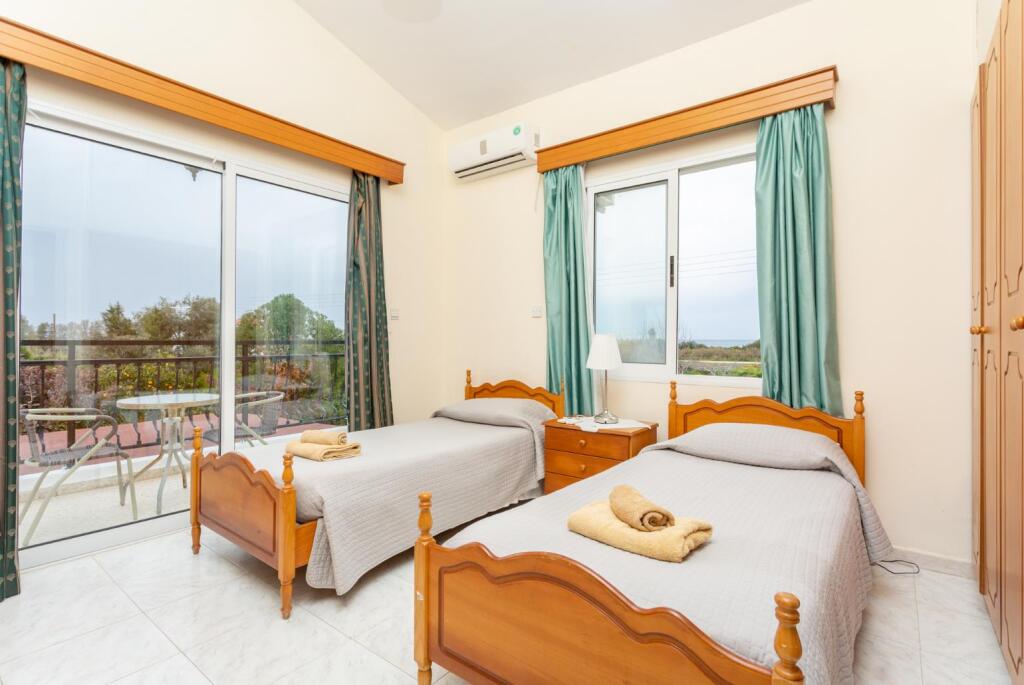 Sun Beach Villa Large Private Pool Walk to Beach A C Wifi Car Not Required - 2145 — фото 3
