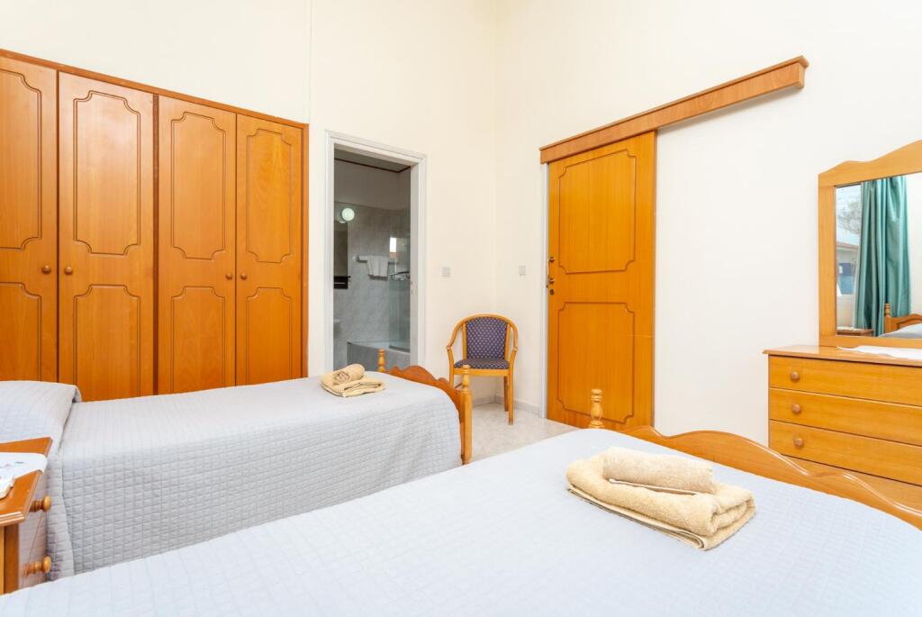 Sun Beach Villa Large Private Pool Walk to Beach A C Wifi Car Not Required - 2145 — фото 2