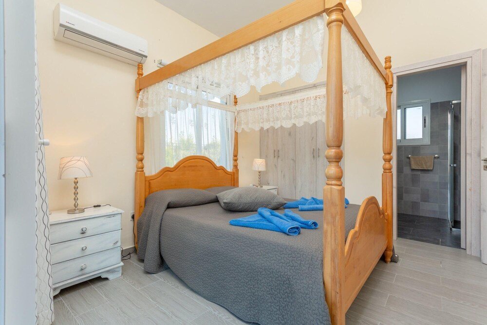 Sun Beach Villa Tria Large Private Pool Walk to Beach A C Wifi Car Not Required - 2282 — фото 2