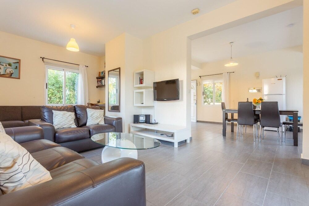 Sun Beach Villa Tria Large Private Pool Walk to Beach A C Wifi Car Not Required - 2282 — фото 1