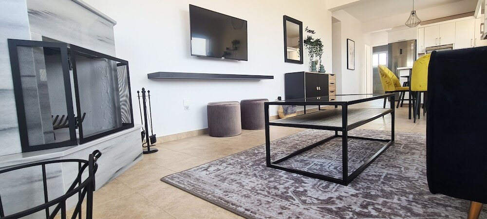 Пафос: Phaedrus Living: Cityview Luxury Flat Walnut Grove 304