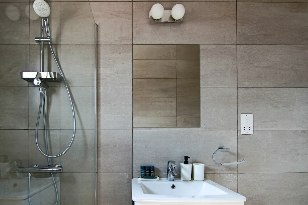 Пафос: Phaedrus Living: Cityview Luxury Flat Walnut Grove 304