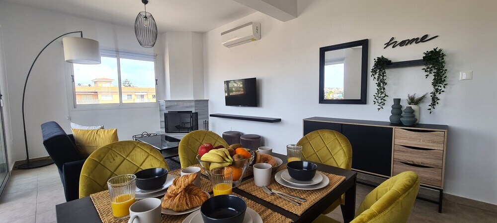 Пафос: Phaedrus Living: Cityview Luxury Flat Walnut Grove 304