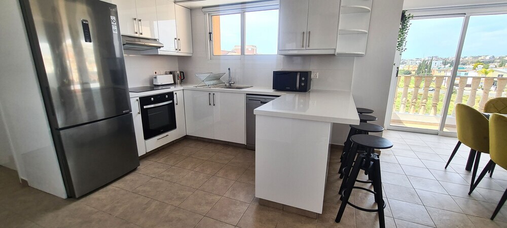 Пафос: Phaedrus Living: Cityview Luxury Flat Walnut Grove 304