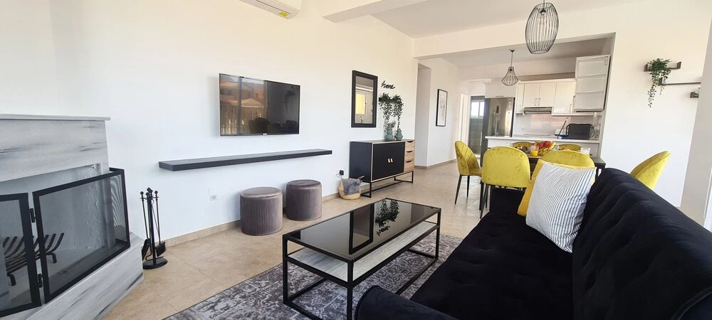 Пафос: Phaedrus Living: Cityview Luxury Flat Walnut Grove 304