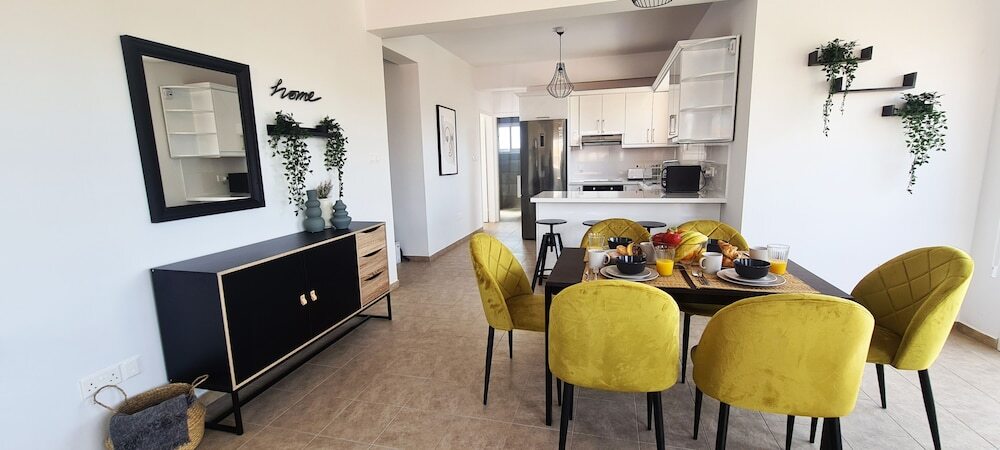 Пафос: Phaedrus Living: Cityview Luxury Flat Walnut Grove 304