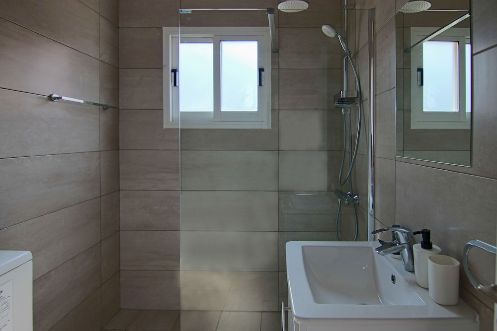 Пафос: Phaedrus Living: Cityview Luxury Flat Walnut Grove 304