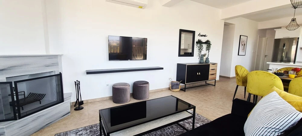 Пафос: Phaedrus Living: Cityview Luxury Flat Walnut Grove 304