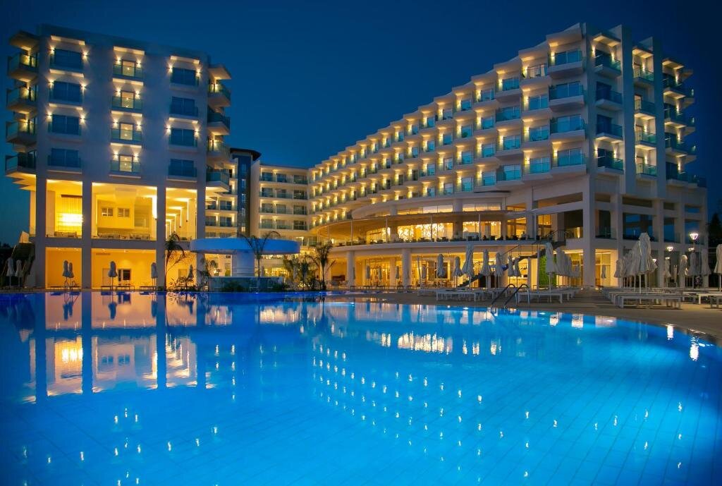 Айя-Напа: Nissiblu Beach Resort