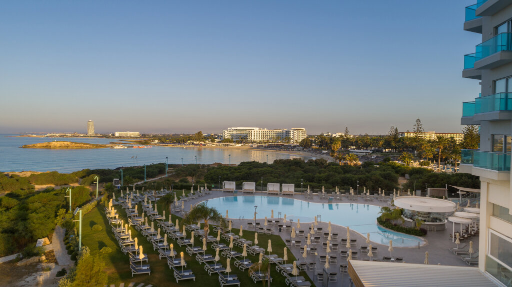 Айя-Напа: Nissiblu Beach Resort