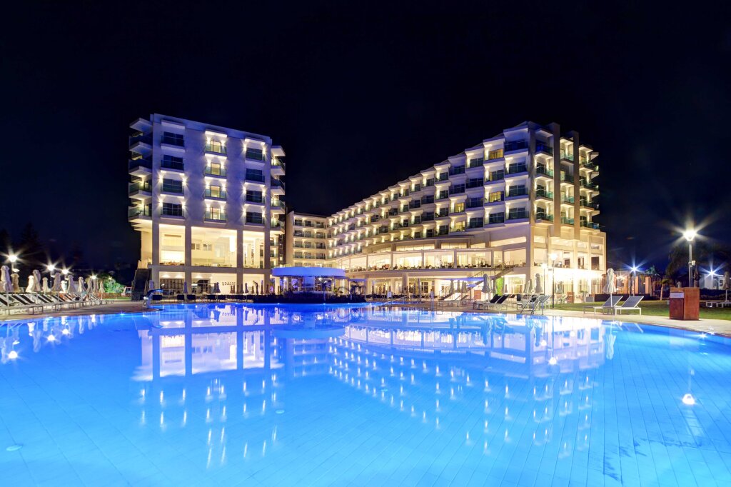 Айя-Напа: Nissiblu Beach Resort