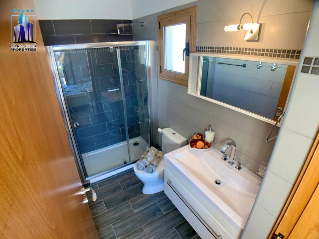 Паралимни: Sea View Villa W/ Private Pool + Beach Only 150m