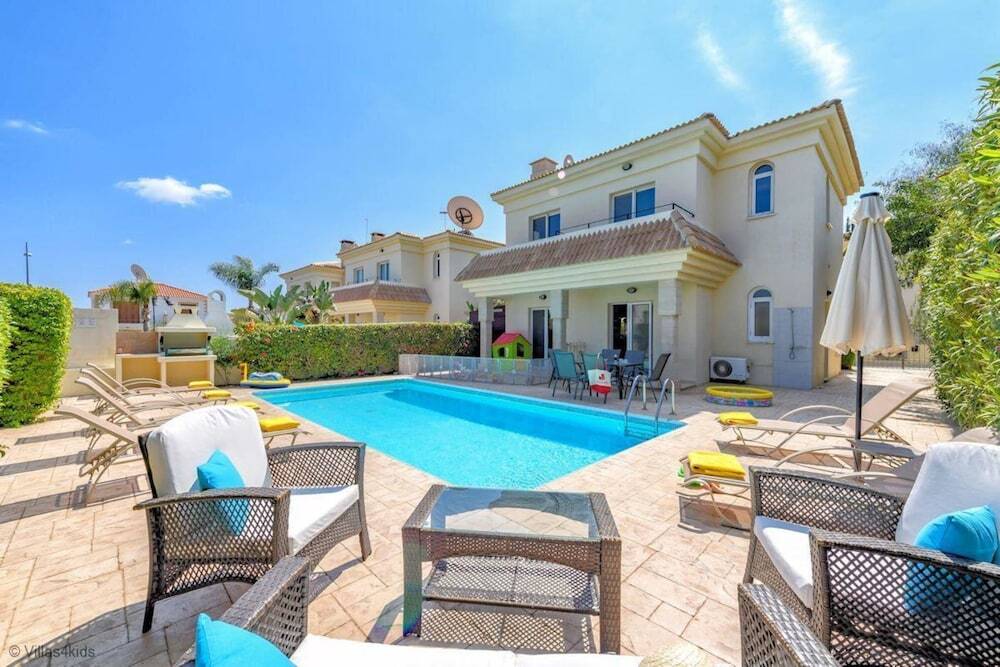 Паралимни: Villa Alexander